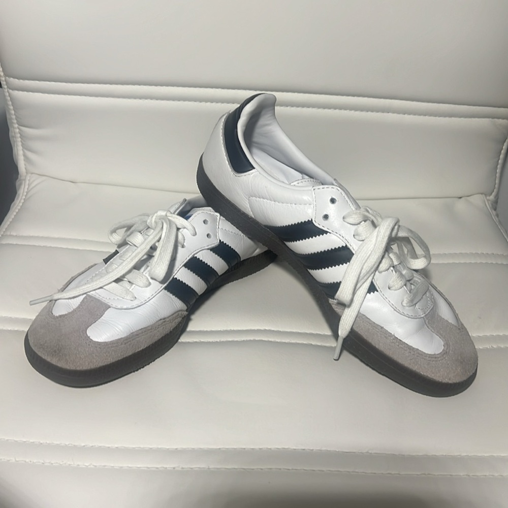 Adidas Tennis Shoes style Samba 

Mens’s size 5.5 / Women’s size 7